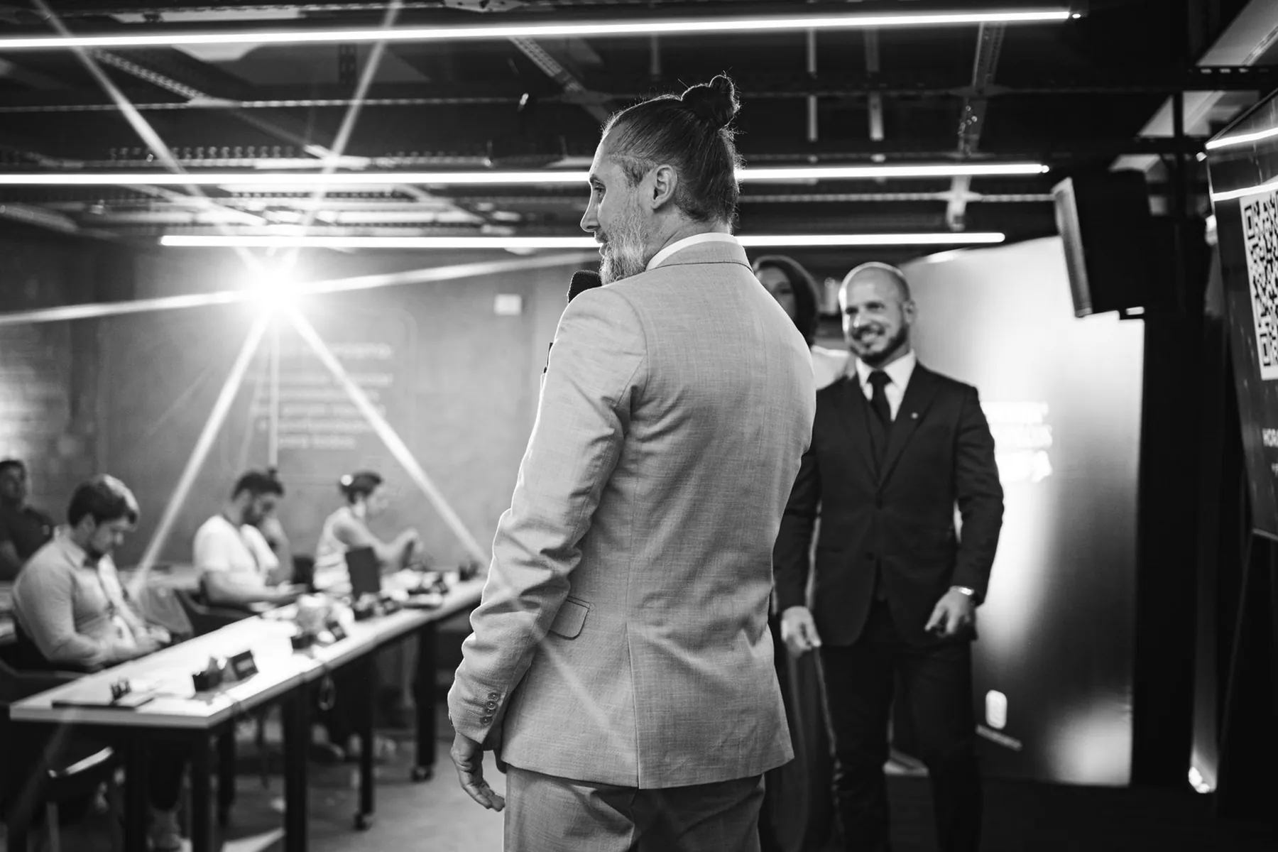 Diego Bastos Moraes em contraluz durante palestra