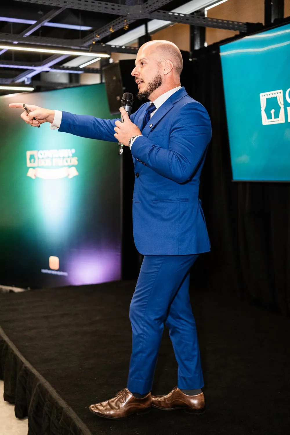 Diego apontando para a plateia durante a palestra