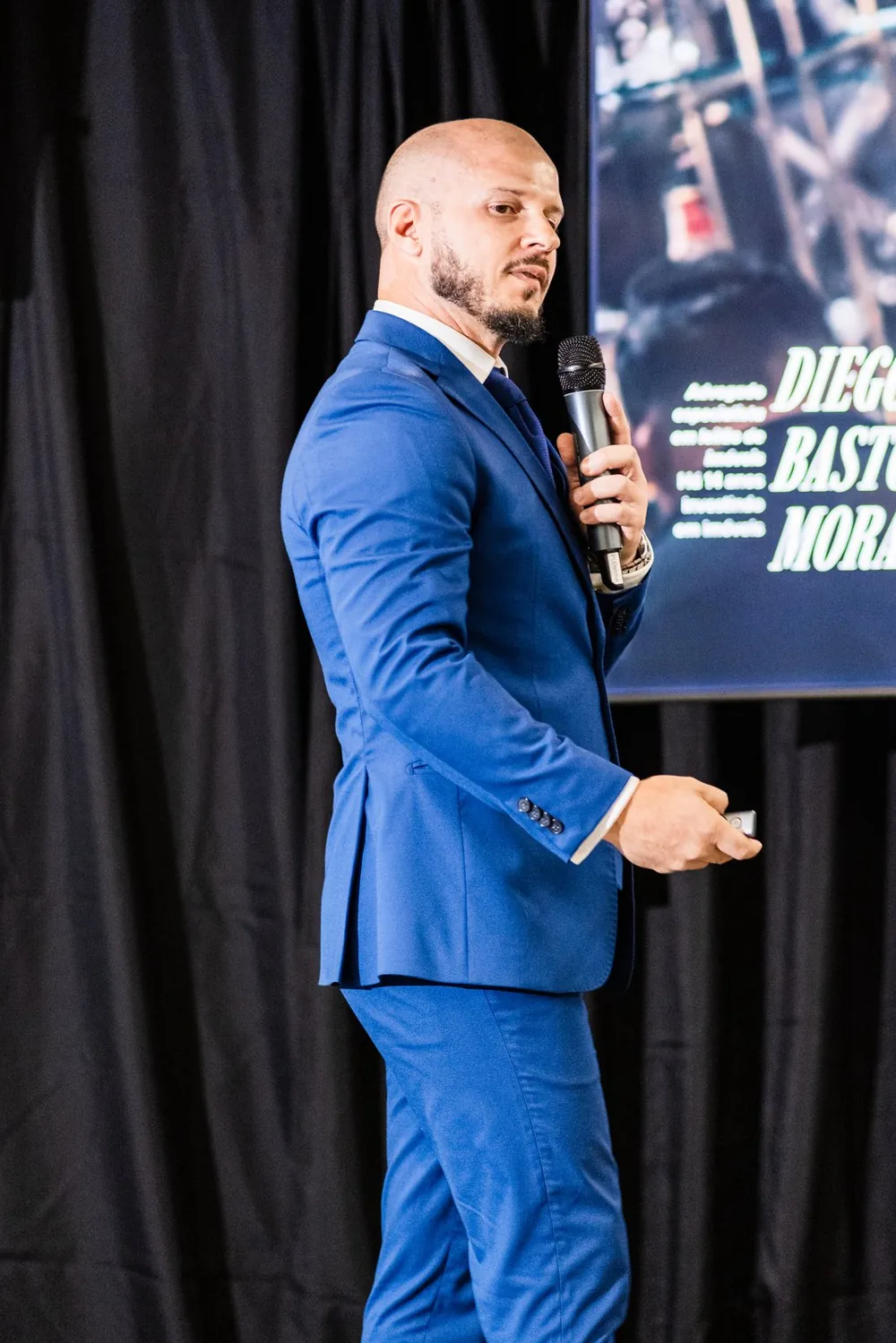 Diego no palco com o nome projetado ao fundo