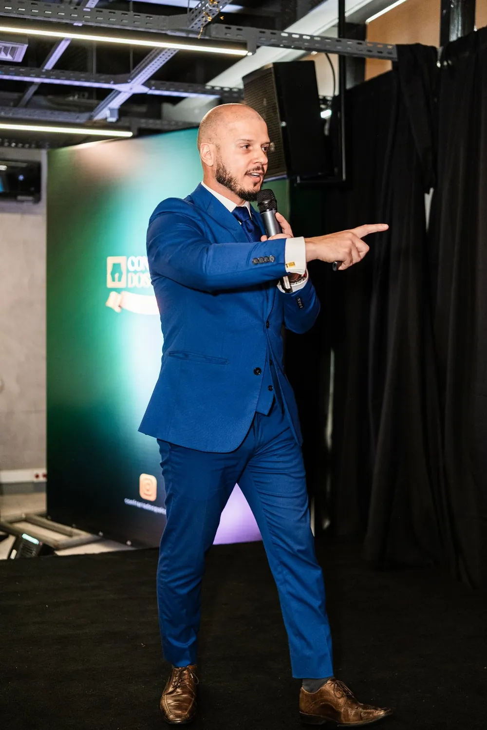 Diego de braço estendido durante a apresentação
