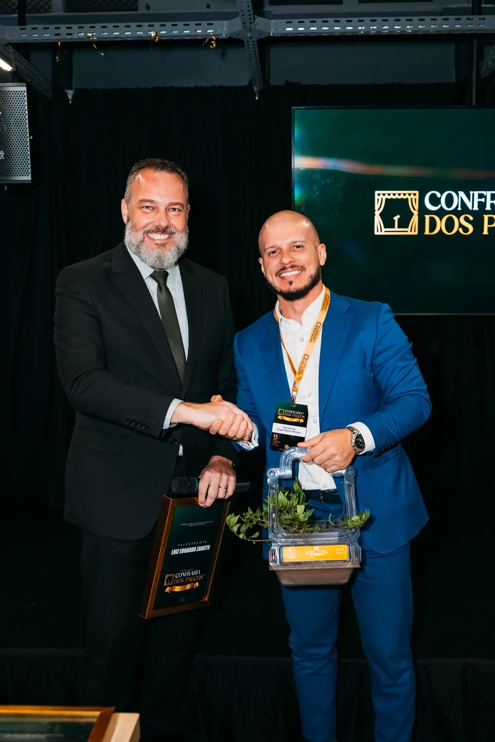 Diego recebendo homenagem no palco